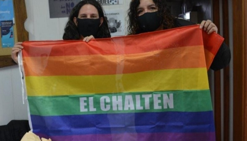 Roxana Rodríguez junto a la referente de la oficina de Mujeres, Género y Diversidad de El Chaltén, Cecilia Mon.