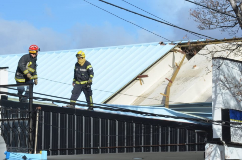 Los fuertes vientos volaron parte del techo de una sucursal del Banco del Chubut en Esquel. (Foto: Diario Jornada)