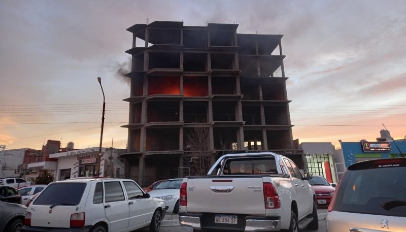 El fuego se originó en el tercer piso del edificio.