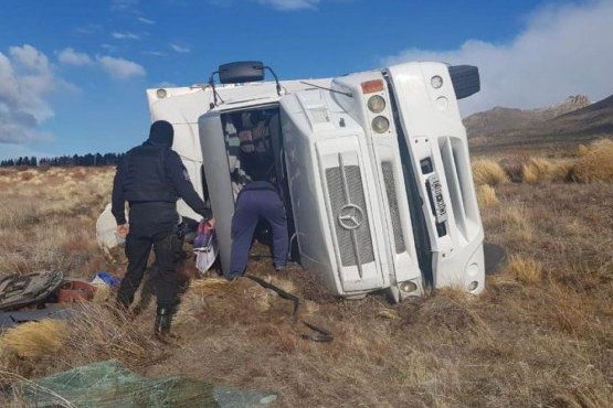 Un camión volcó en la Ruta N°40 debido a las fuertes ráfagas. (Foto: El Patagónico)