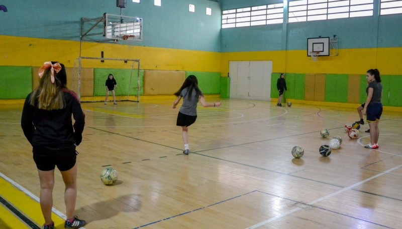 Intenso trabajo de las chicas de fútbol femenino 