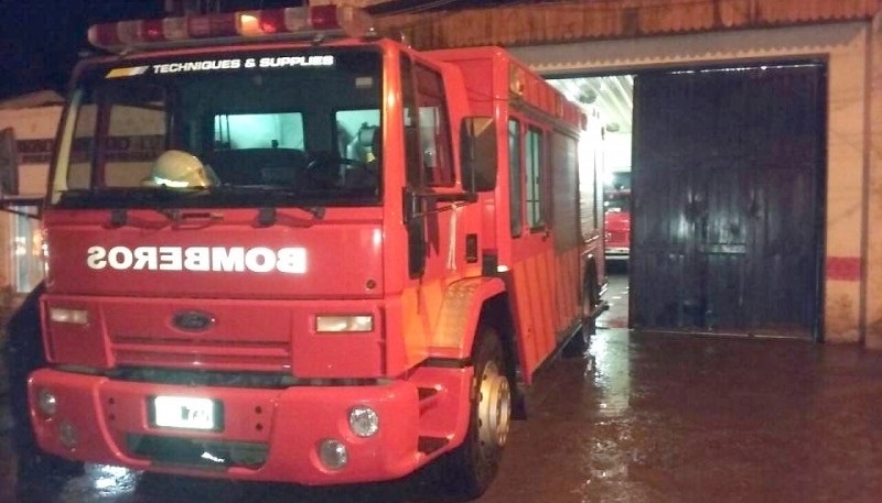 Móvil de bomberos saliendo en acción. 