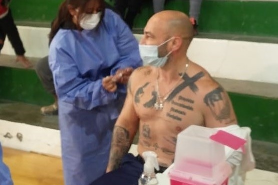 Federico Massoni, ministro de Seguridad del Chubut, dejó su torso tatuado al descubierto para recibir la primera dosis de la vacuna contra el coronavirus.