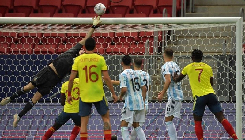 Emiliano Martínez intenta desviar el cabezazo de Yerry Mina que dio en el travesaño; se salvó la Argentina en el final del primer tiempo (Nelson Almeida- AFP)