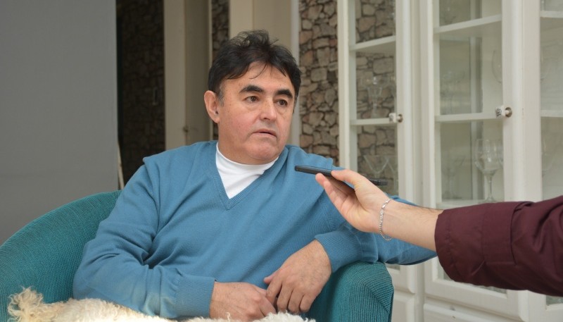 Enrique Mansilla dialogó con el móvil de Tiempo FM (Foto C.R.)