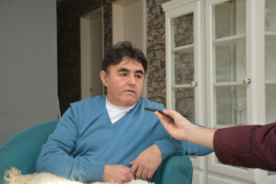 Enrique Mansilla dialogó con el móvil de Tiempo FM (Foto C.R.)