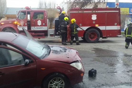 Un vehículo se prendió fuego en cercanías de una estación de servicio en Río Gallegos