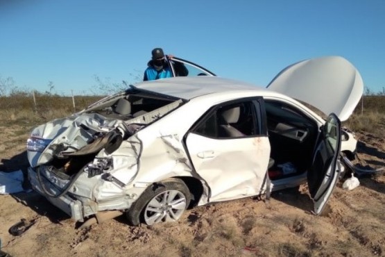 Un automóvil sufrió un violento vuelco en la Ruta Nacional N°3. (Foto: Diario Jornada)