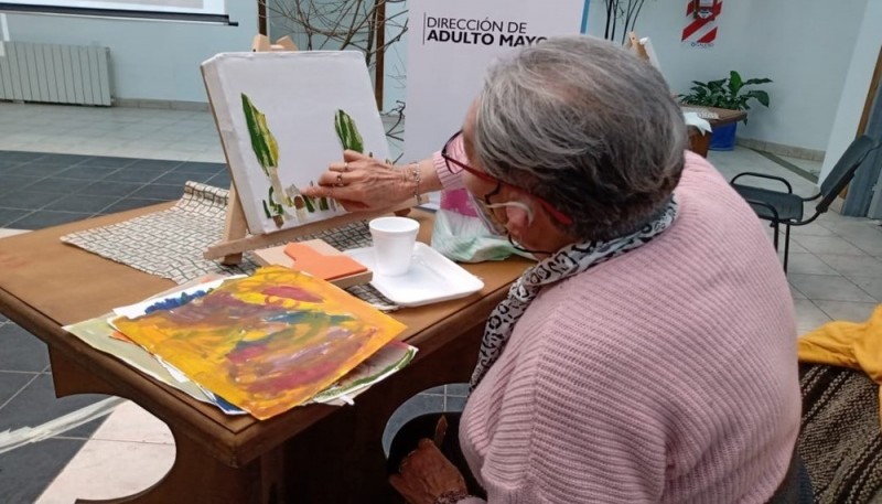 Adultos mayores realizaron pinturas y contaron sus historias en una jornada llena de emoción y recuerdos. (Foto: Sur54)