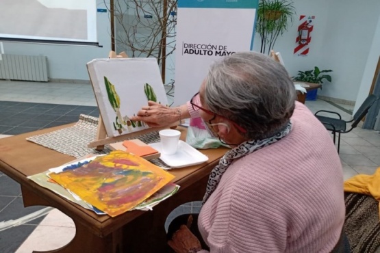 Adultos mayores realizaron pinturas y contaron sus historias en una jornada llena de emoción y recuerdos. (Foto: Sur54)