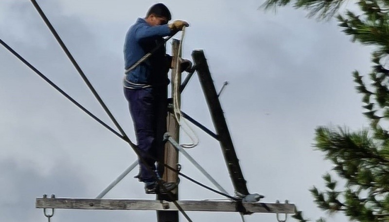 Un atentado contra el cableado eléctrico dejó a toda la ciudad de Lago Puelo sin luz. (Foto: Diario Jornada)