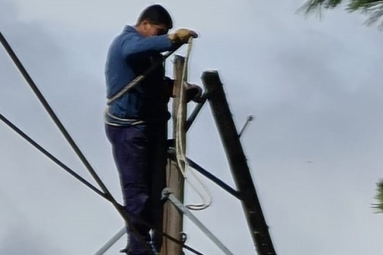 Un atentado contra el cableado eléctrico dejó a toda la ciudad de Lago Puelo sin luz. (Foto: Diario Jornada)