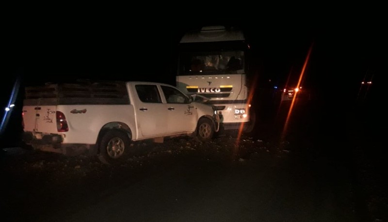 La camioneta se habría cambiado de carril y el conductor del camión no habría podido esquivarlo por lo que impactaron de frente, terminando el rodado de menor porte con importantes daños materiales.