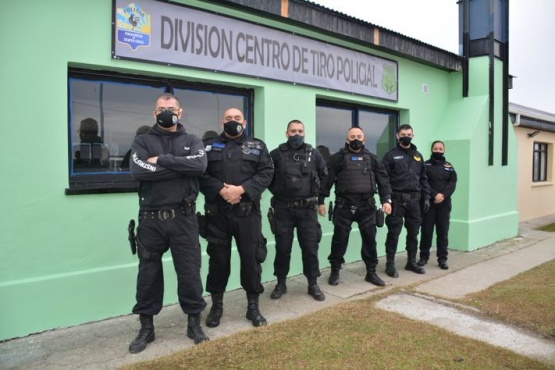 Los seis instructores de la División Centro de Tiro Policial. (Foto: C.R)