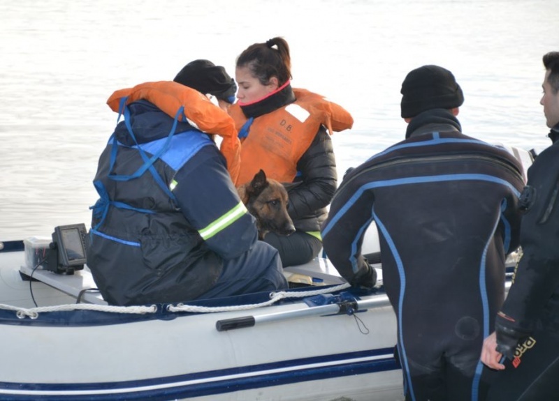 Analía subió al gomón junto a Herrero y “Yatel”. (Foto: C.R.)