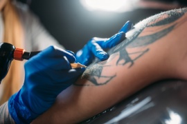 Cómo cuidar y proteger los tatuajes