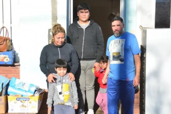 Una familia junto a sus cuatro hijos se encuentra en la calle luego de que se les venciera su alquiler. (Foto: El Patagónico)