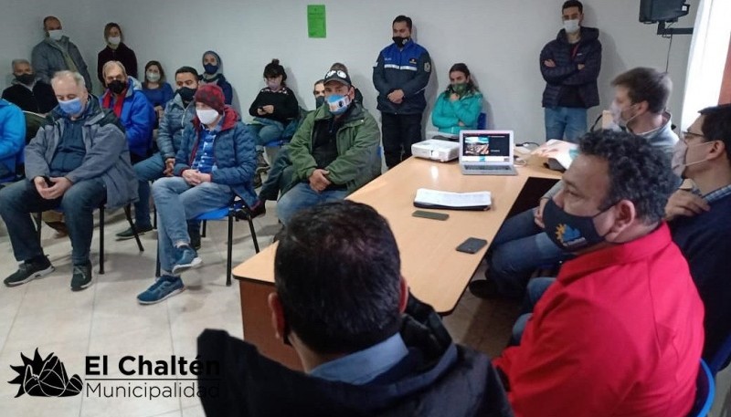 Mariano Bertinat junto a funcionarios de Vialidad Nacional, Vialidad Provincial y del Municipio de El Chaltén. Fuente TiempoSur (con información de Tiempo FM y Ahora Calafate)