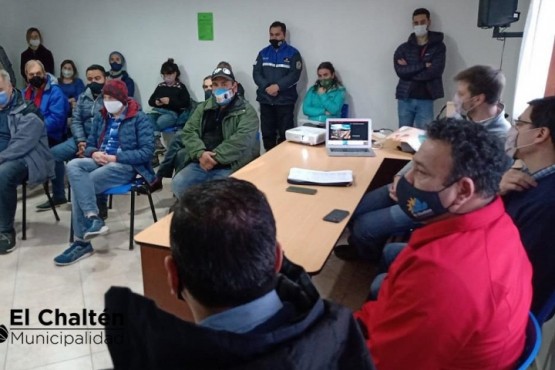 Mariano Bertinat junto a funcionarios de Vialidad Nacional, Vialidad Provincial y del Municipio de El Chaltén. Fuente TiempoSur (con información de Tiempo FM y Ahora Calafate)