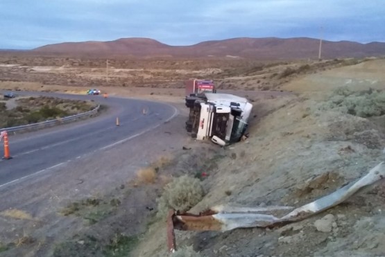 Un camión que transportaba pescado volcó cerca de Ramón Santos