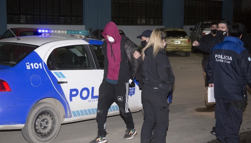 Momento en que trasladan a la dependencia a uno de los detenidos. (Foto: C.G.)