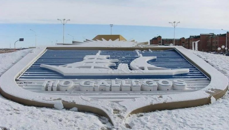 Río Gallegos quedó bajo un blanco manto de nieve.