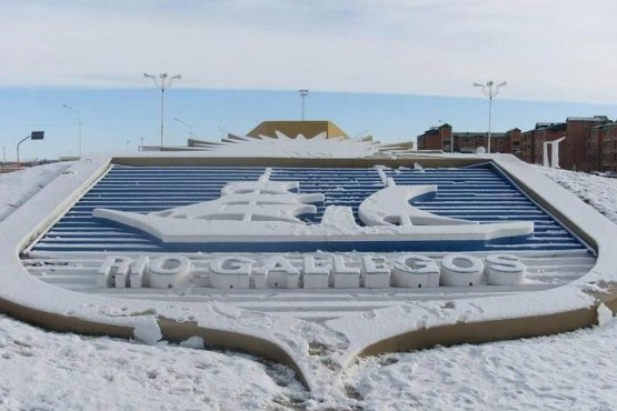 Río Gallegos quedó bajo un blanco manto de nieve.