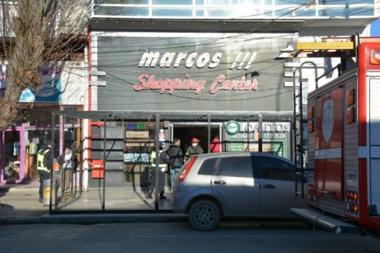 Bomberos en Marcos Shopping Center. (Foto: C.Robledo)