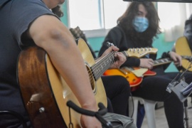 Con homenajes y muchos clásicos, se realizó muestra del taller de guitarra del Orkeke