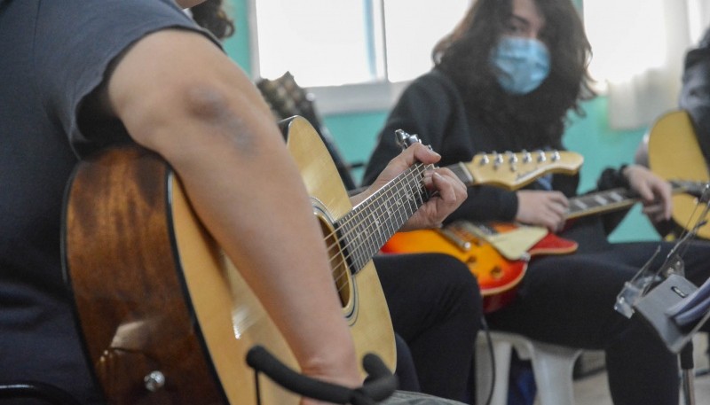 Con homenajes y muchos clásicos, se realizó muestra del taller de guitarra del Orkeke