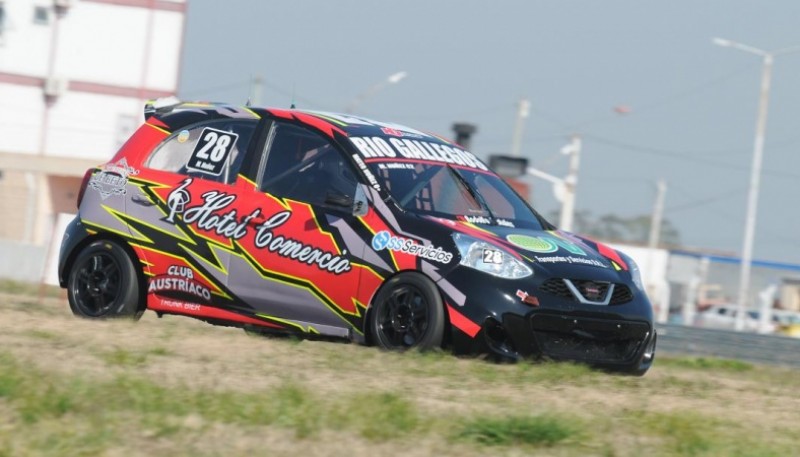 El Nissan de Mateo avanzó dos lugares en la segunda serie de ayer. 