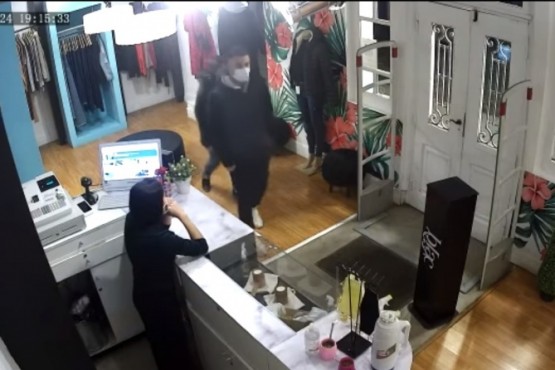 Momento en que los delincuentes salen de la tienda. (Captura de video)
