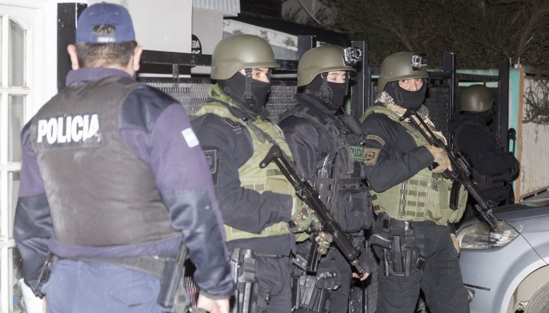 El personal de las Fuerzas Especiales custodió las casas durante los allanamientos. (Foto: C.G.)
