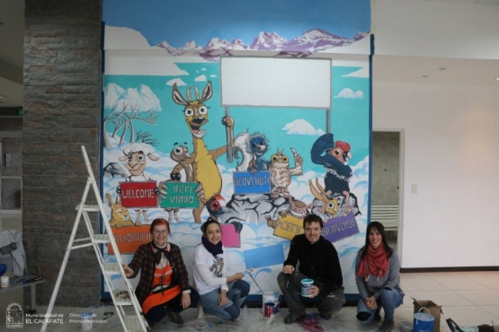 Mural de bienvenida inclusivo en la Terminal de Ómnibus de El Calafate