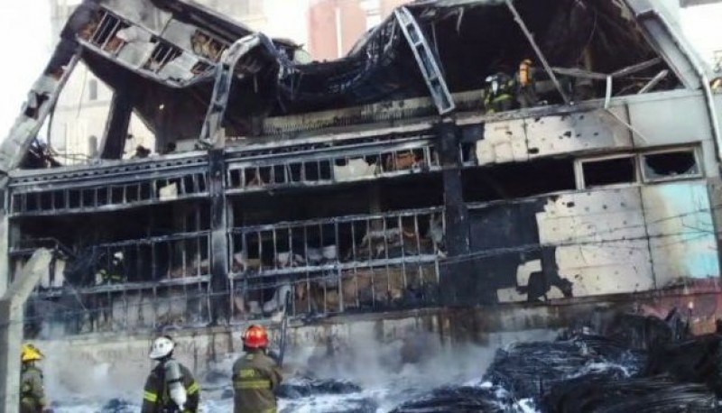 Una fábrica en Quilmes se prendió fuego y el humo se vio desde la Ciudad de Buenos Aires