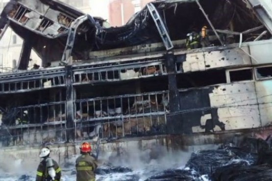 Una fábrica en Quilmes se prendió fuego y el humo se vio desde la Ciudad de Buenos Aires