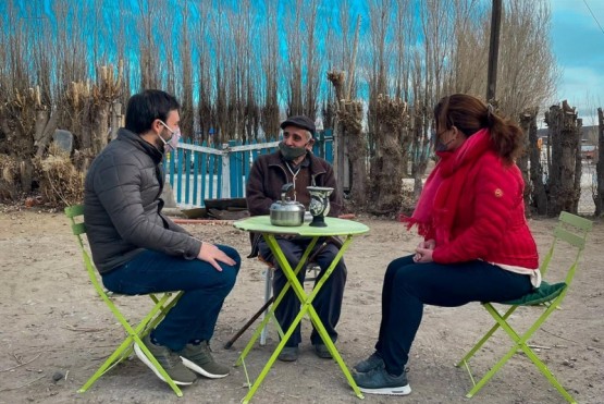 Ignacio “Nacho” Torres y Ana Clara Romero visitando a uno de los vecinos de Chubut.