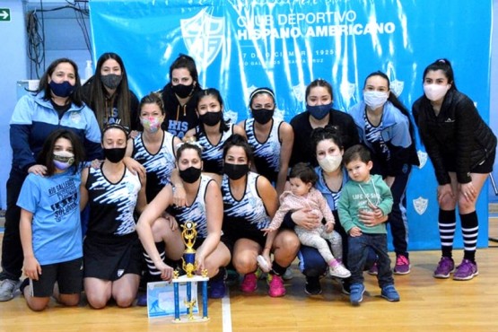 Las chicas de Hispano en la entrega de premios.