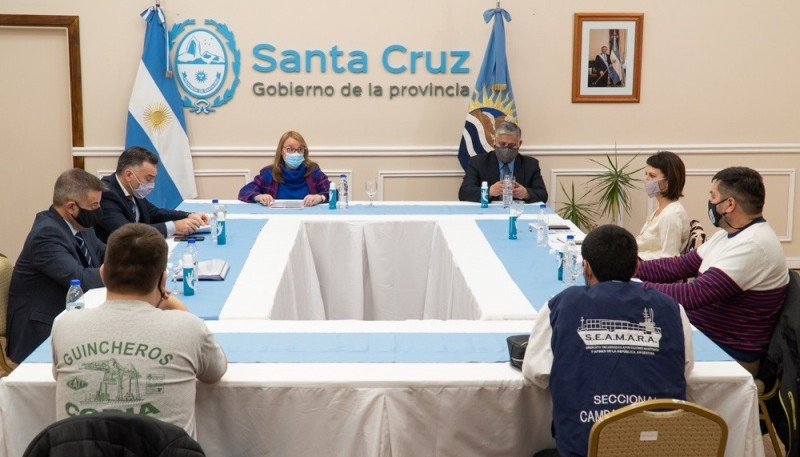 Alicia recibió a los representantes de los trabajadores del puerto de Deseado.