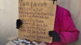 Una mujer vende alfajores para poder comprar elementos postoperatorio