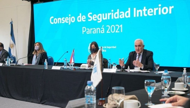 Ministra de Seguridad de la Nación, Sabina Frederic, encabezó la reunión desde Paraná.