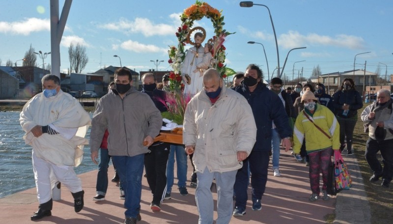 Los fieles en la procesión (C.Robledo).