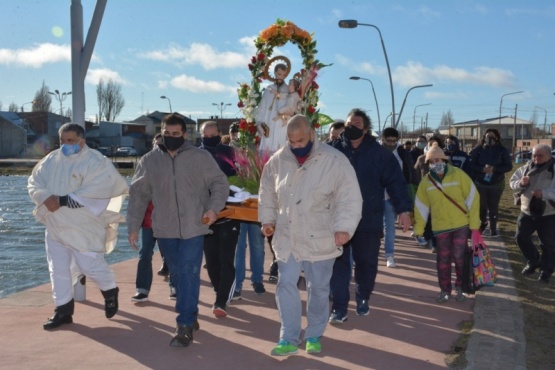 Los fieles en la procesión (C.Robledo).