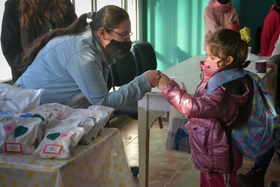 Entregan kits escolares a 30 niños y niñas que asisten a clases de apoyo