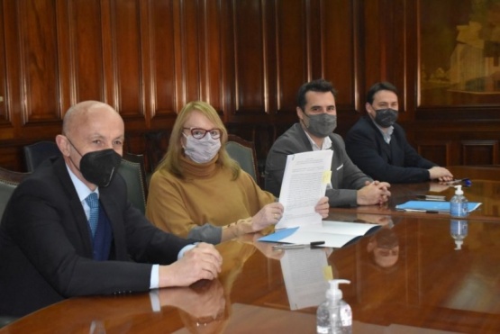 Alicia Kirchner firmó acuerdos para avanzar en nuevas obras eléctricas