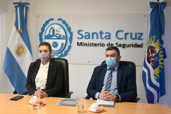 Subsecretario de Formación Capacitación y Análisis Criminal, Pablo Canobra, y la subsecretaria de Asuntos Jurídicos, Karen Cader.