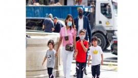 El paseo de Antonela Roccuzzo y sus hijos por las calles de París