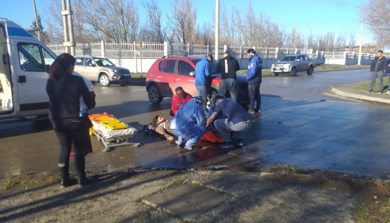 El motociclista fue atendido por personal de la salud (Foto: C. Robledo).