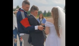 Llegó a su propia boda tarde y borracho: un amigo lo ayudó a ponerle la alianza a su prometida