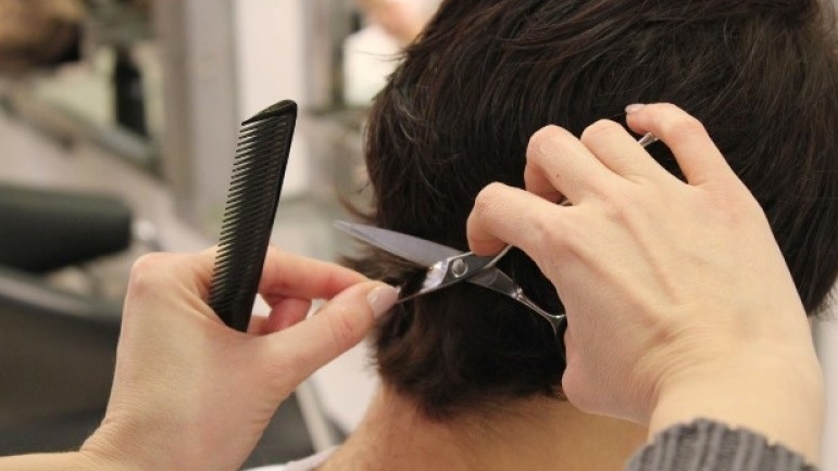 Flecos, capas, “bucket hats”, tintes de bajo mantenimiento es hacia dónde apunta la tendencia en cabello 2021.